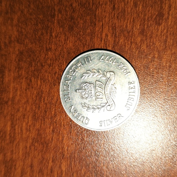 Queen Elizabeth Silver Jubilee Token - Picture 1 of 4
